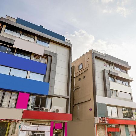 Capital O Maple View Hotel Naroda Екстериор снимка