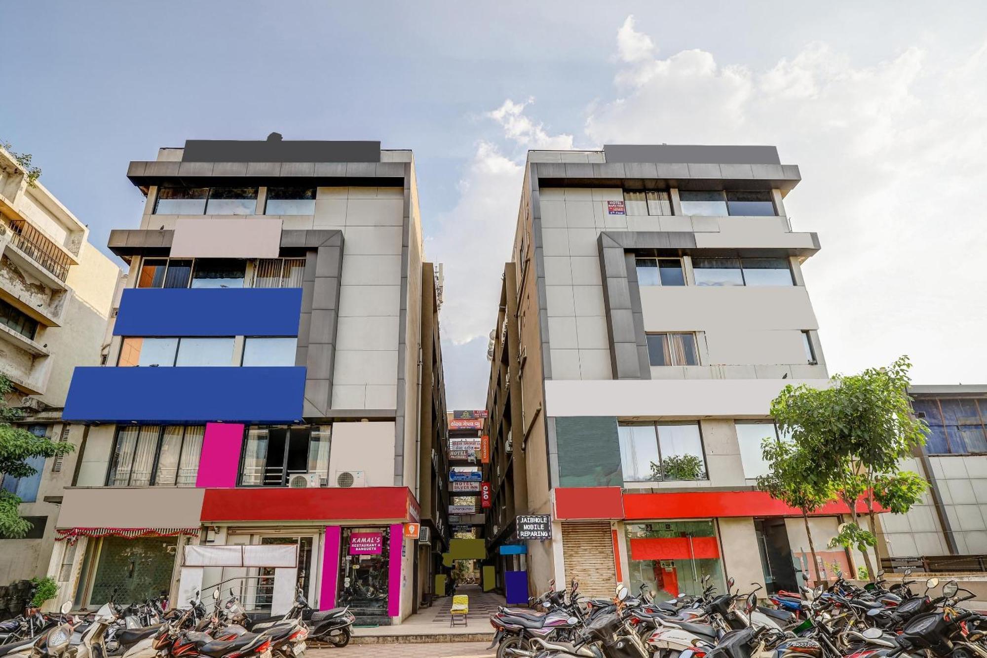 Capital O Maple View Hotel Naroda Екстериор снимка