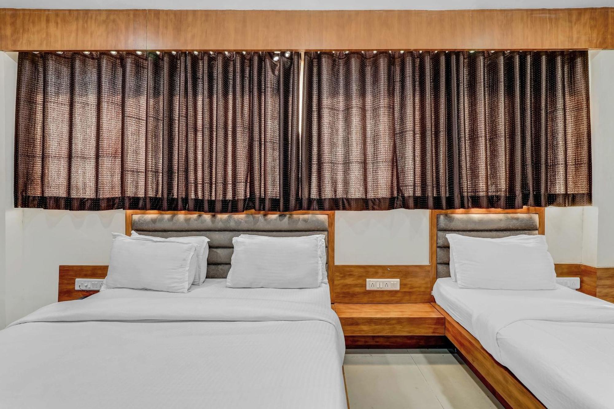 Capital O Maple View Hotel Naroda Екстериор снимка