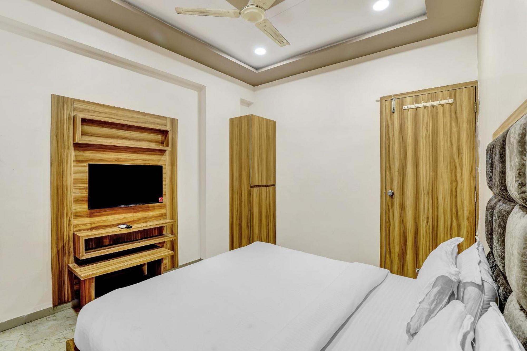 Capital O Maple View Hotel Naroda Екстериор снимка