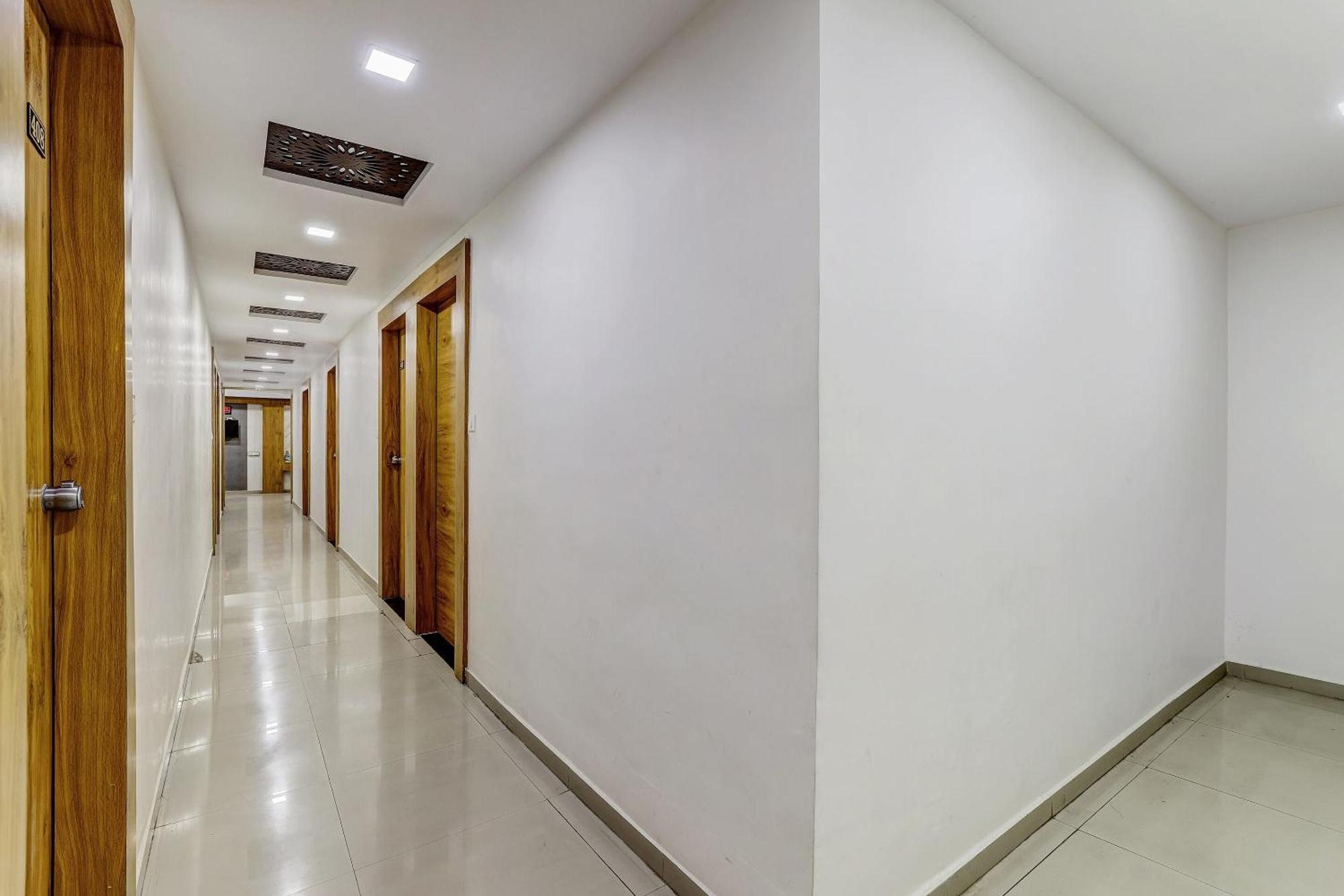 Capital O Maple View Hotel Naroda Екстериор снимка