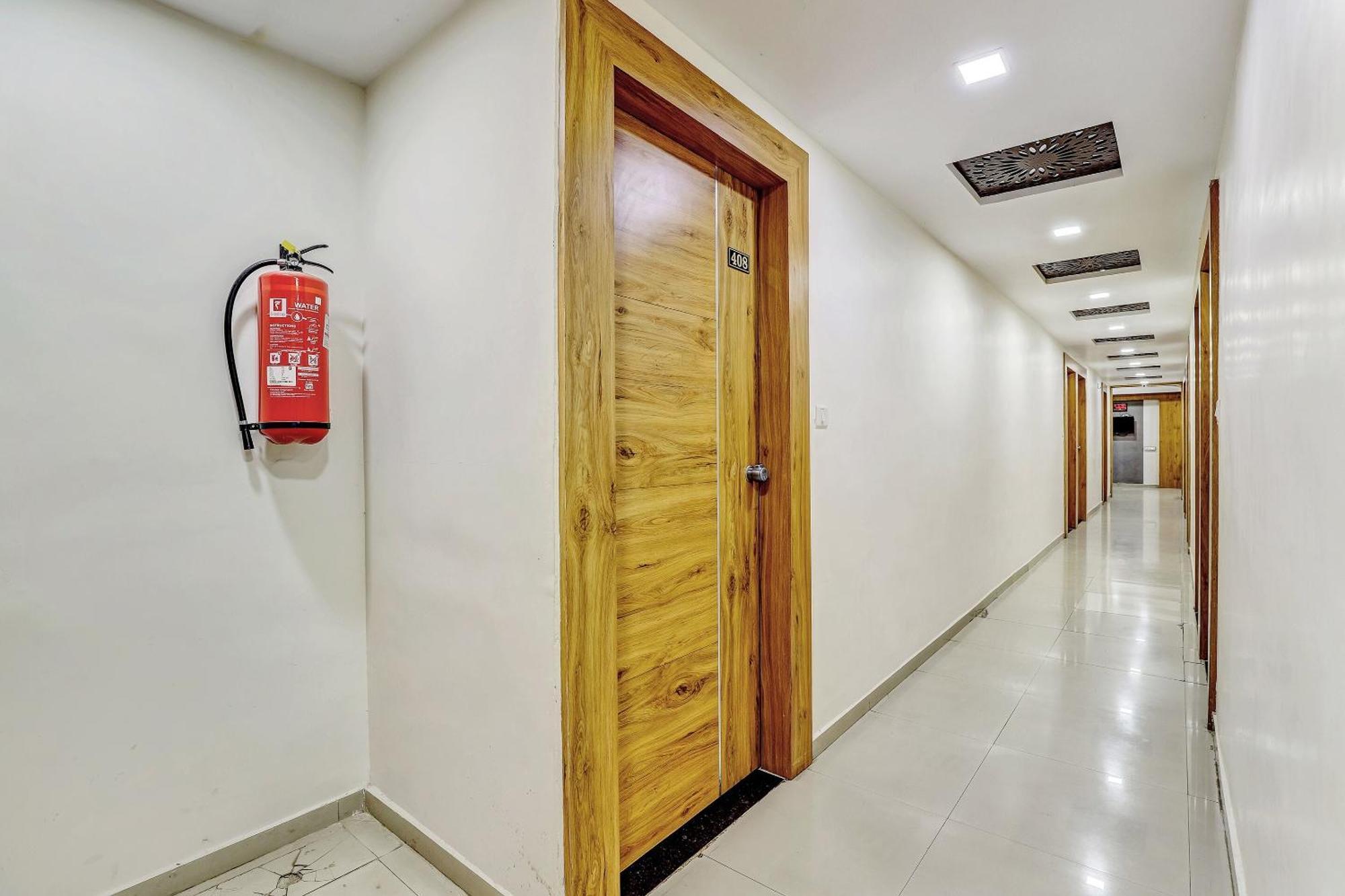 Capital O Maple View Hotel Naroda Екстериор снимка