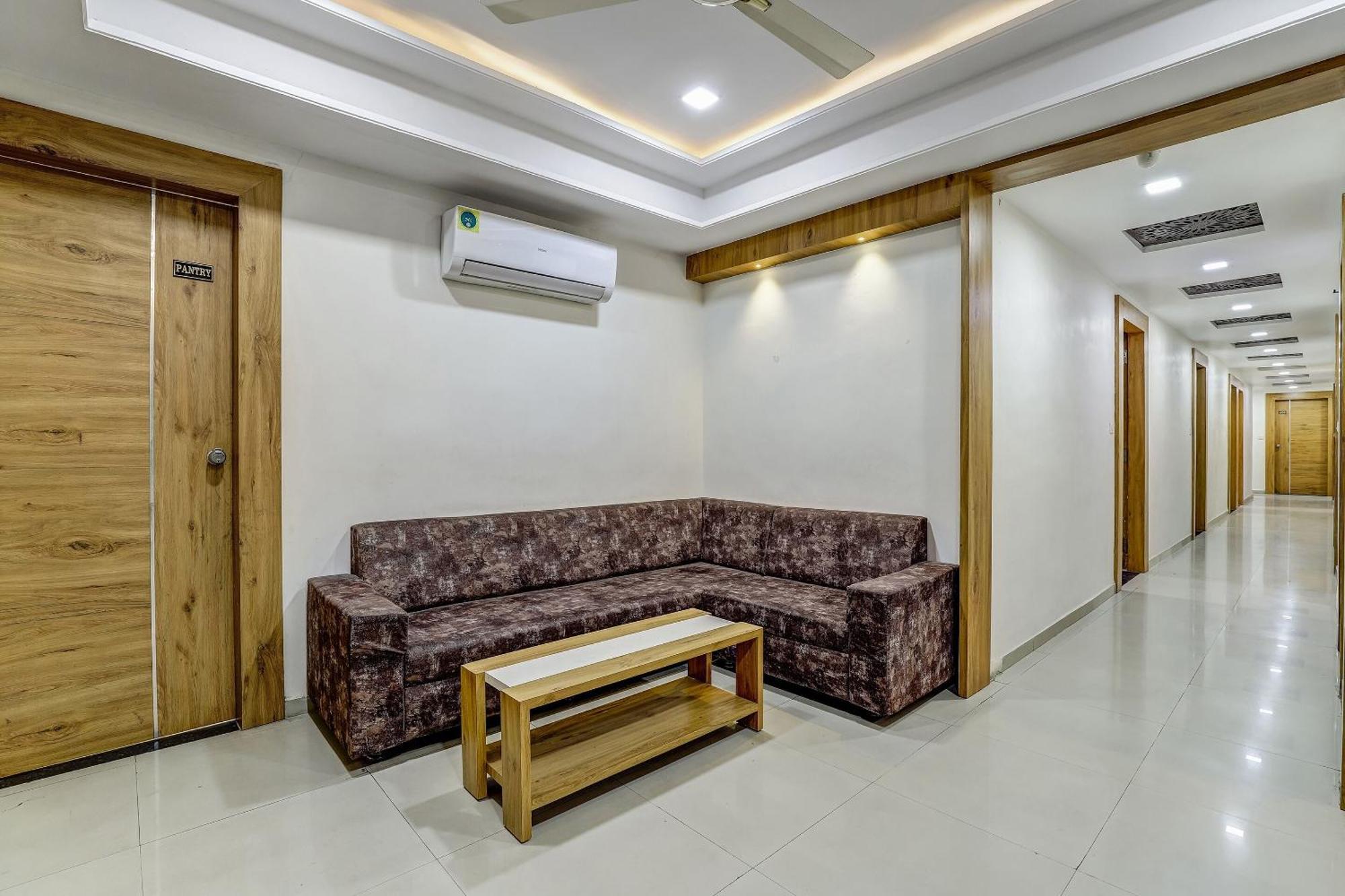 Capital O Maple View Hotel Naroda Екстериор снимка
