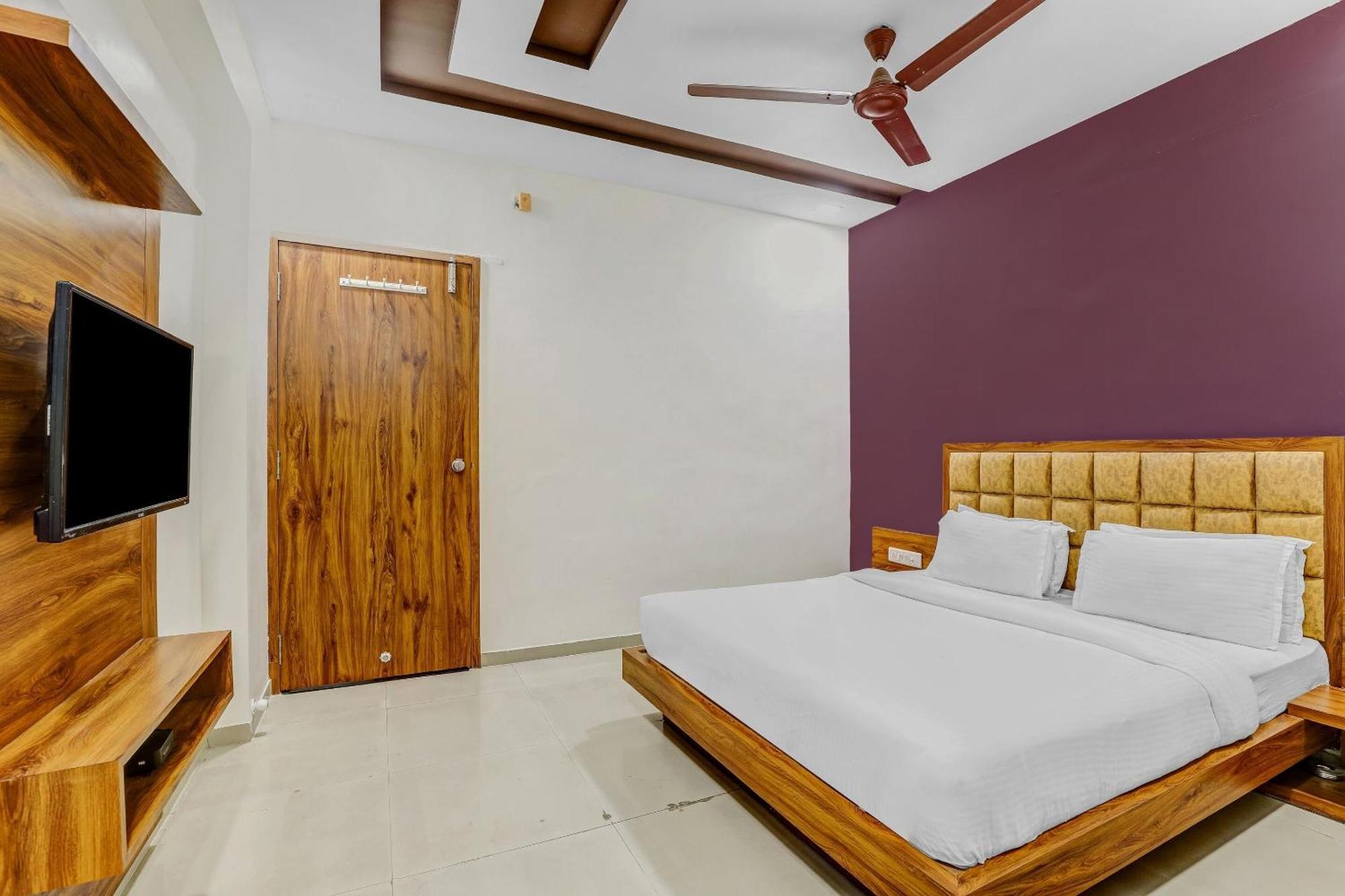 Capital O Maple View Hotel Naroda Екстериор снимка