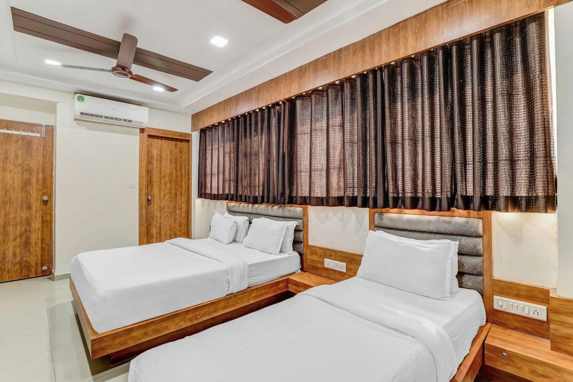 Capital O Maple View Hotel Naroda Екстериор снимка