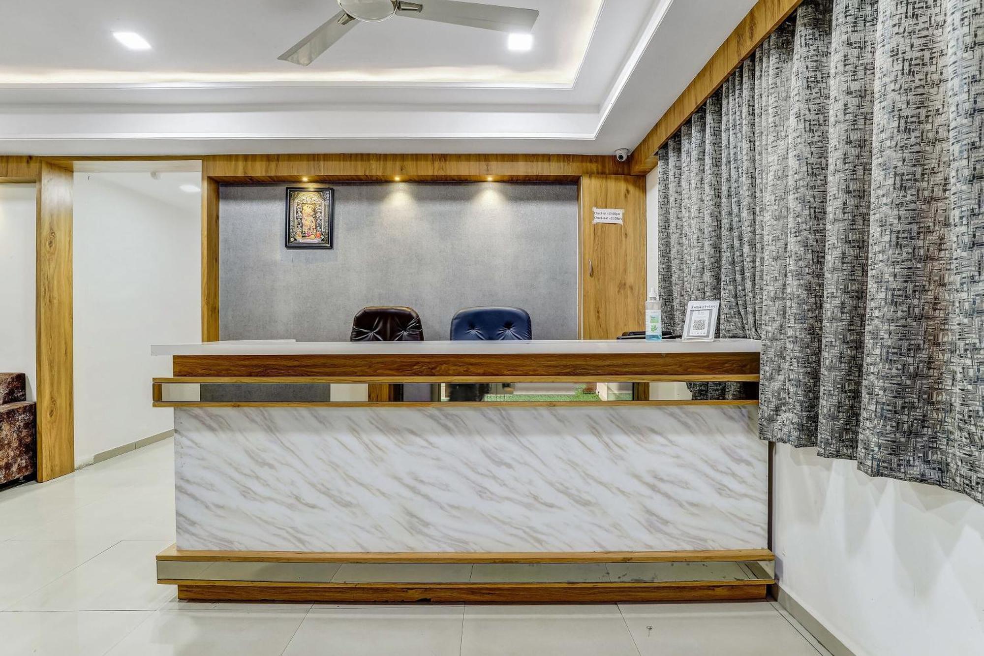 Capital O Maple View Hotel Naroda Екстериор снимка