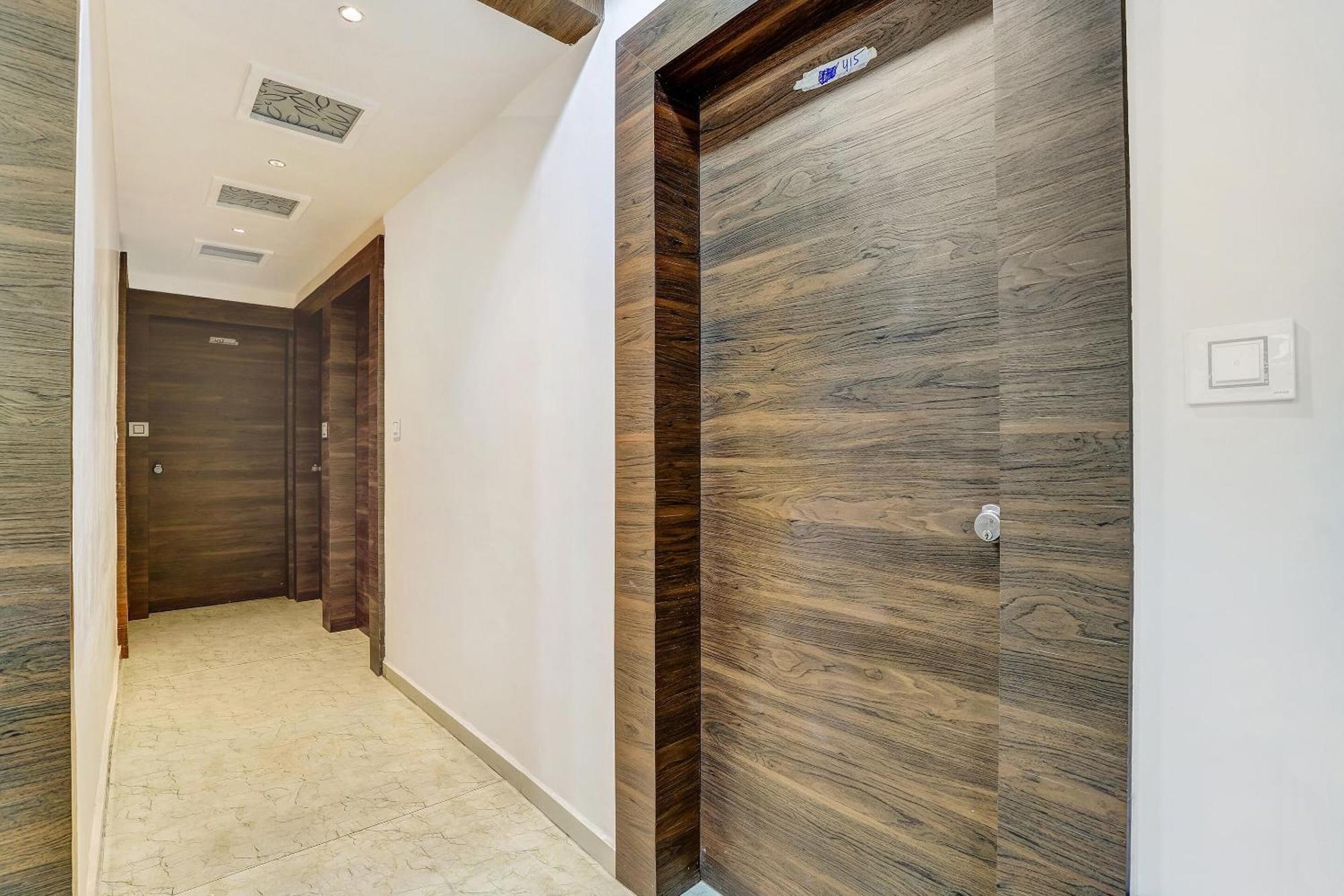 Capital O Maple View Hotel Naroda Екстериор снимка