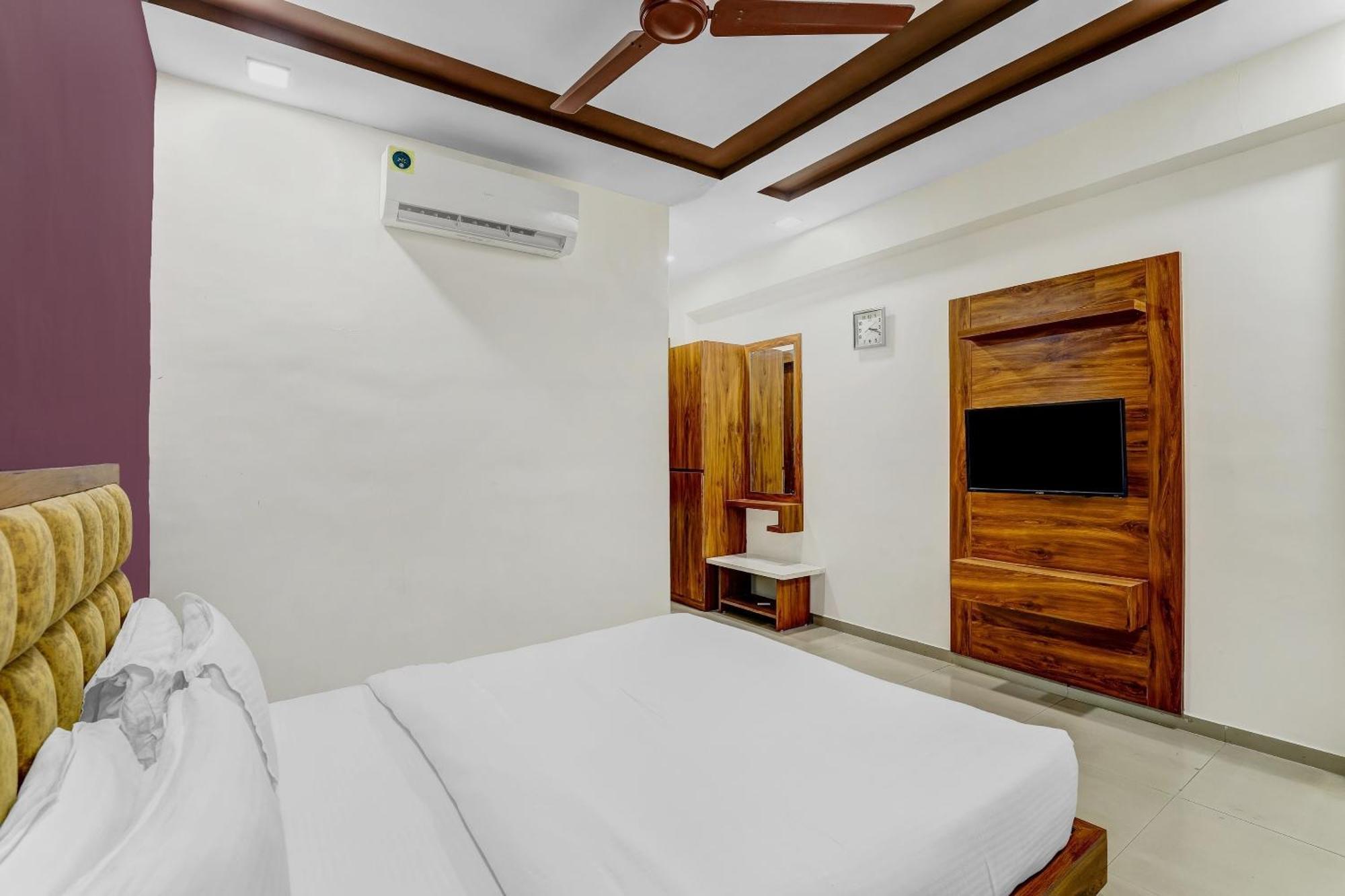 Capital O Maple View Hotel Naroda Екстериор снимка