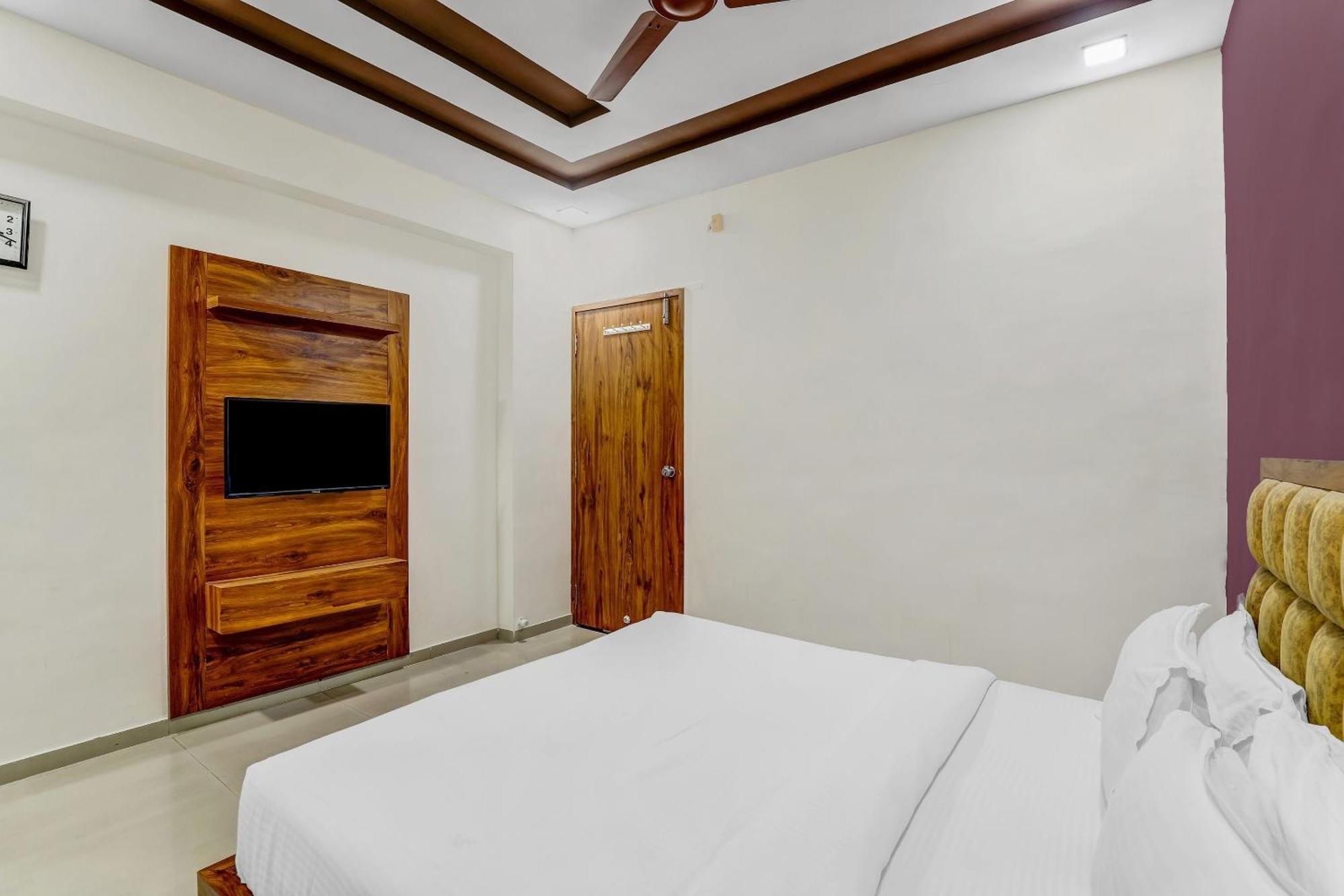 Capital O Maple View Hotel Naroda Екстериор снимка