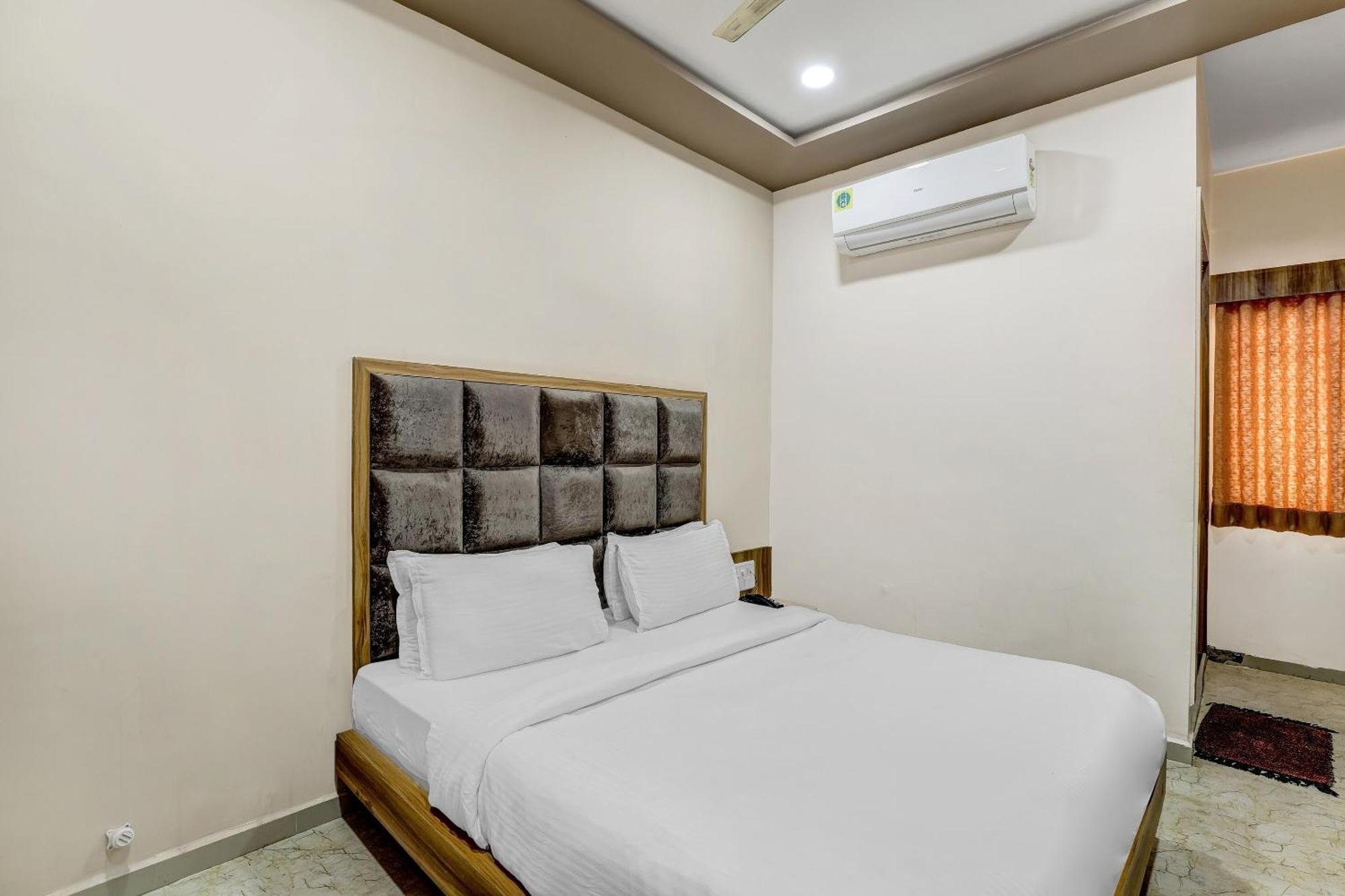 Capital O Maple View Hotel Naroda Екстериор снимка