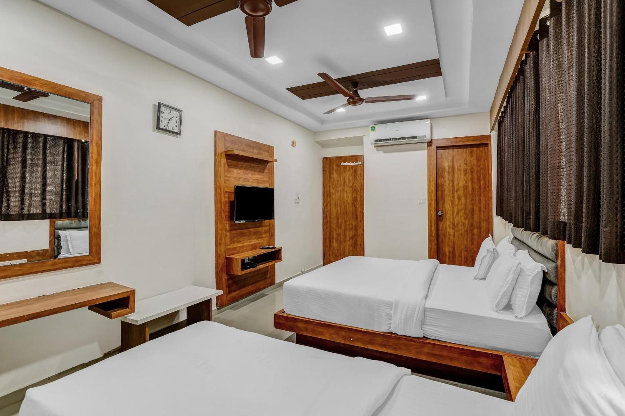 Capital O Maple View Hotel Naroda Екстериор снимка