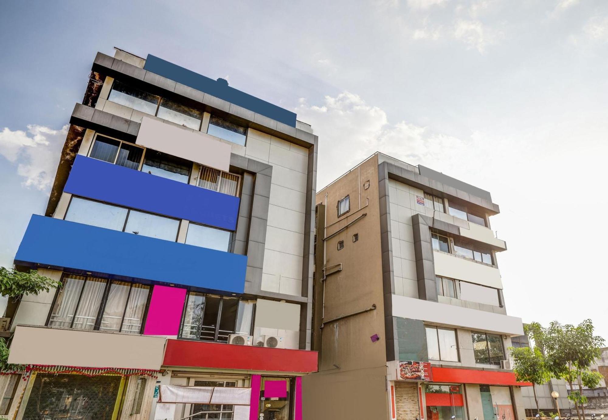 Capital O Maple View Hotel Naroda Екстериор снимка