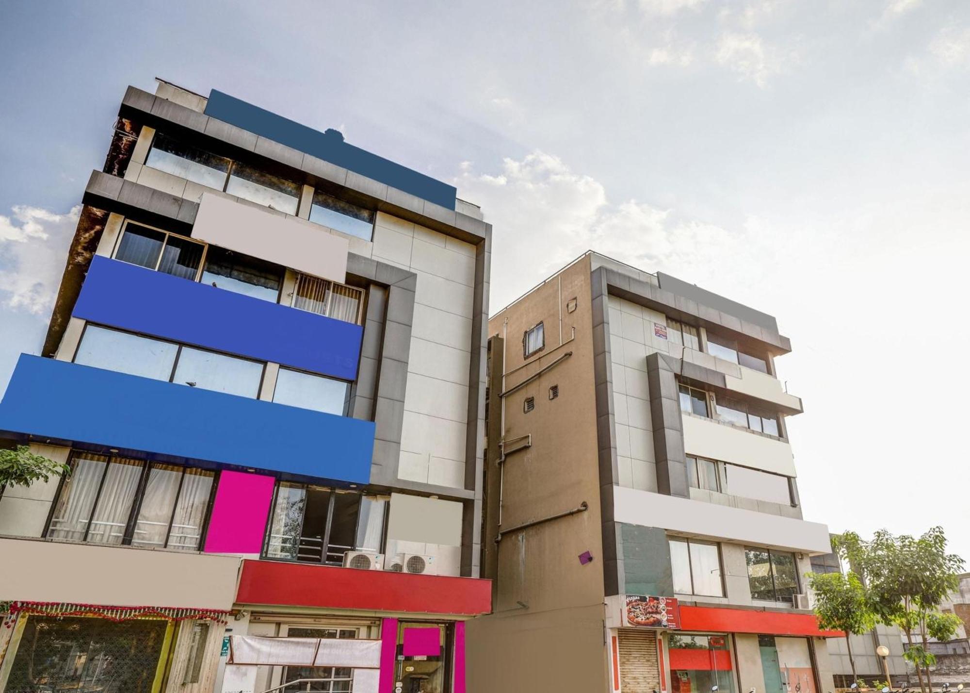 Capital O Maple View Hotel Naroda Екстериор снимка