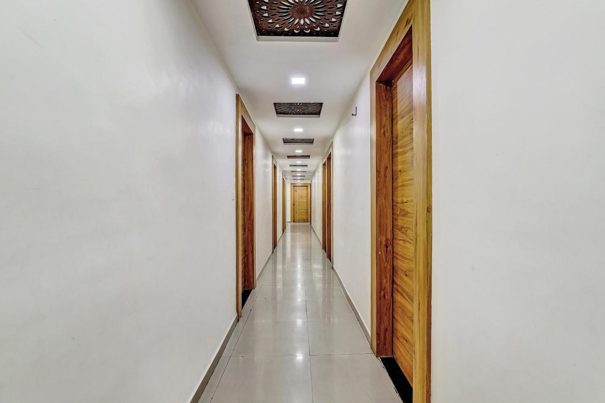 Capital O Maple View Hotel Naroda Екстериор снимка