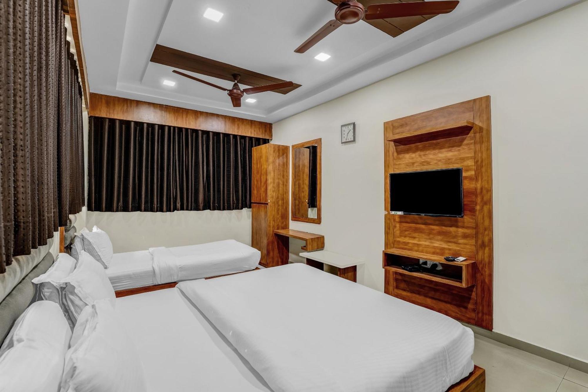 Capital O Maple View Hotel Naroda Екстериор снимка
